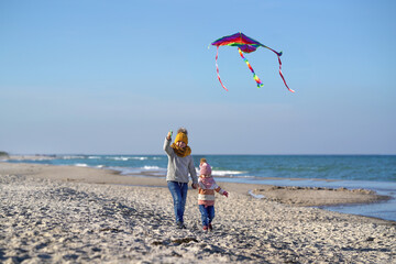 Drachen steigen lassen am Strand