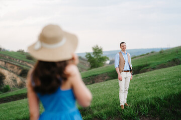 Obraz premium young couple a guy and a girl are walking in the mountain hills