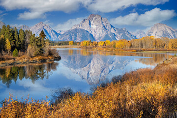 Oxbow Bend with Mount Moran in the Background and scenic lake reflections in Autumn..Grand Teton...