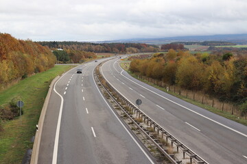 Blick auf die Schnellstraße .
