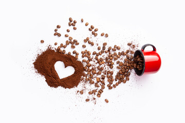 caneca vermelha de ferro derramando grãos de café e pó de café com um formato de coração em seu centro em fundo branco