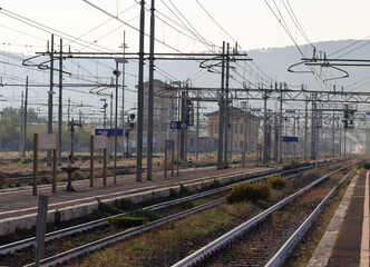 Fototapeta na wymiar railway station of an Italian city with travelers travelers