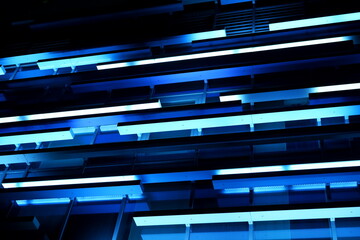 Podświetlona neonami fasada budynku w nocy - obrazy, fototapety, plakaty