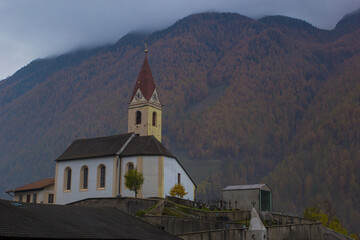 Pfarrkirche von Katharinaberg im Schnalstal bei Nebel