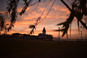 Club de pescadores durante el atardecer