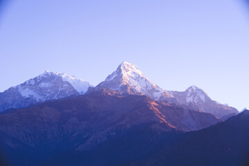 Fototapeta na wymiar ネパール ポカラからトレッキング絶景ポイント プーンヒルの朝日とアンナプルナなどヒマラヤ山脈の山々