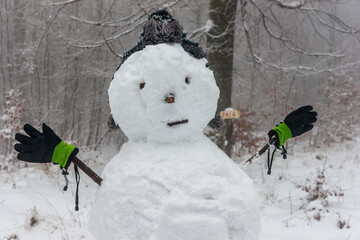Un bonhomme de neige en forêt dans les Ardennes belges.