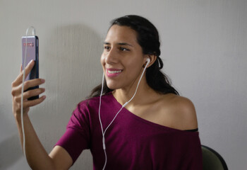 Mujer con sonrisa frente al teléfono celular