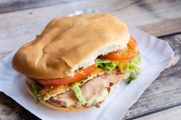 sanwich de churrasco brasilero con jamon y tomate