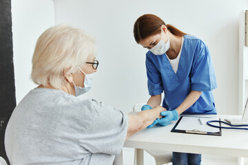 Fototapeta premium female doctor patient examination medical office