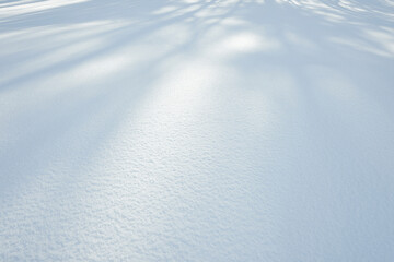 Biała powierzchnia śniegu. Faktura, struktura, głębia ostrości, tło, naturalne światło, cienie i blaski. Zima. - obrazy, fototapety, plakaty