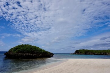 沖縄県宮古島　青空　砂浜　小島　波打ち際