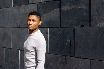 Obraz premium portrait of a young latin guy on a gray wall