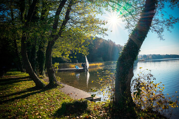 Jesienne pejzaże okolic jeziora Barlineckiego w Barlinku - Polska. Bardzo ładna słoneczna pogoda.   