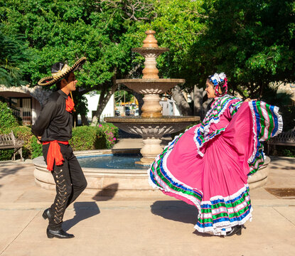 PAREJA BAILARINES TRADICIONAL MEXICANO