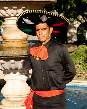 HOMBRE MEXICANO FRENTE A FUENTE DE AGUA