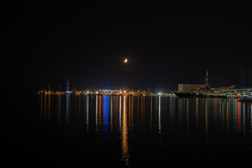Fototapeta na wymiar Hafen von Split bei Nacht