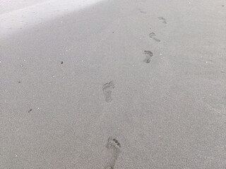 写真素材：海辺の砂場に残った足跡
