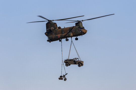 CHIBA, JAPAN - Jan 12, 2018: 陸上自衛隊 大型ヘリコプター CH-47Jによる迫撃砲の輸送展示