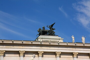 Obraz premium Nationalrat. Austrian Parliament building. Sculpture. Vienna, Austria