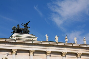 Obraz premium Austrian Parliament rooftop sculptures. Vienna, Austria