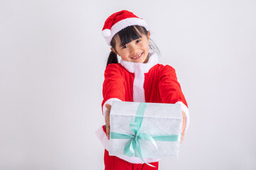 サンタの格好をして笑顔をうかべる女の子
サンタの格好でプレゼントボックスを抱える女の子