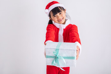 サンタの格好をして笑顔をうかべる女の子
サンタの格好でプレゼントボックスを抱える女の子