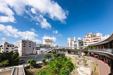 沖縄那覇の安里川親水庭園とモノレール牧志駅