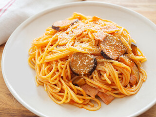 茄子とベーコンのトマトソースパスタ
