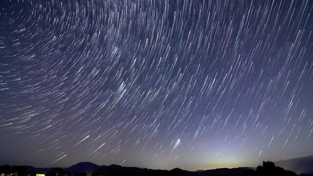 北極星を中心に回転する星空　タイムラプス　スタートレイル　軌跡