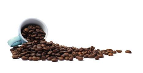 Obraz premium Overturned cup and roasted coffee beans on white background