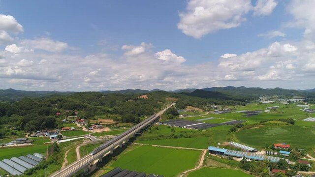 A railroad that crosses the countryside green rice field.
시골, 논, 들판, 철로, 철도, KTX