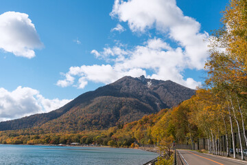 紅葉する山々と湖