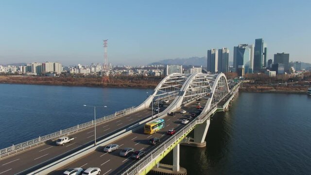 Traffic on the Yanghwa bridge in Seoul. 
Cars are moving on a arch bridge over a Han river at sunny day morning. Aerial view. South Korea.
서울 한강 양화대교.