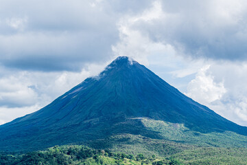 Fototapeta premium Discover Arenal: Costa Rica's majestic volcano, a symbol of raw power and natural beauty in the heart of lush landscapes.