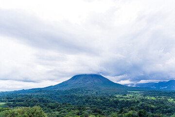 Fototapeta na wymiar Discover Arenal: Costa Rica's majestic volcano, a symbol of raw power and natural beauty in the heart of lush landscapes