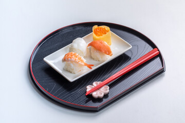 Fototapeta na wymiar 黒い背景に映えるお寿司 色鮮やかなお寿司 