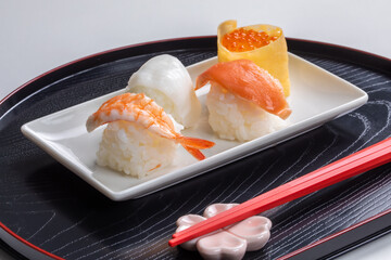 黒い背景に映えるお寿司
色鮮やかなお寿司
