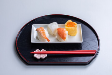 黒い背景に映えるお寿司
色鮮やかなお寿司
