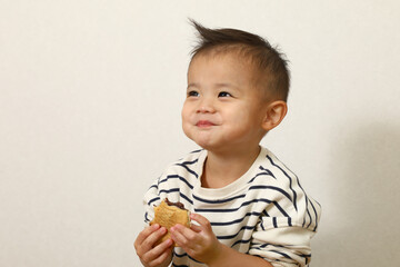 日本のスイーツ、鯛焼きを美味しく食べている男の子。