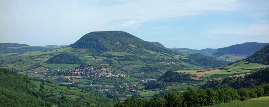 La montagne de Luzergue et le village de Compeyre