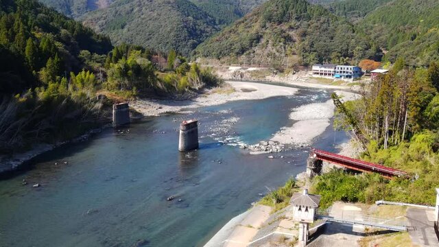 熊本豪雨災害から1年4か月後の球磨川第二橋梁の様子、球磨川氾濫から1年4か月後の流出した球磨川第二橋梁付近、