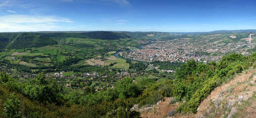 Fototapeta na wymiar panorama sur Millau et la vallée de la Dourbie depuis le Pouncho d'Agast