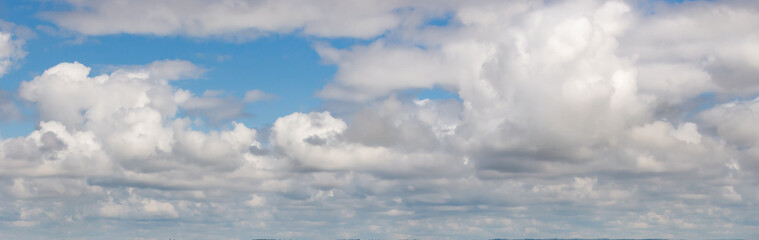 Obraz premium Cumulus cloud in sunny day, banner