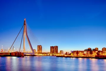 Papier Peint photo Pont Érasme Vue nocturne du célèbre Erasmusbrug (pont des cygnes) à Rotterdam en face du port avec port. Shoot fait au crépuscule.