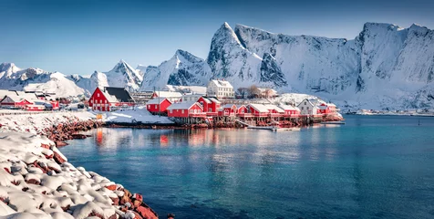  Boeiende middagscène van Sakrisoy-dorp, Noorwegen, Europa. Schitterend winters uitzicht op de Lofoten Islads. Prachtig zeegezicht van de Noorse zee. Ongerept winterlandschap. © Andrew Mayovskyy