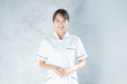 パス抜きも使いやすい、アジア人（日本人）看護師やドクター・介護士のイメージ　正面