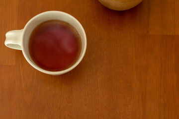 湯気の出ている暖かい紅茶が入っているカップ