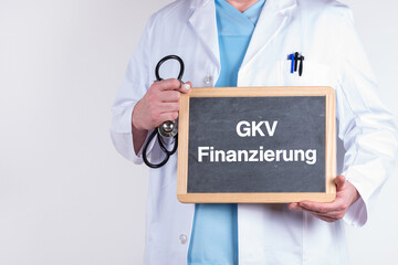 Arzt mit einer Tafel auf der GKV Finanzierung steht