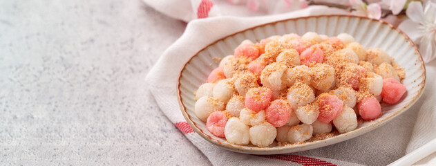 Deep-fried red and white tangyuan with peanut powder.